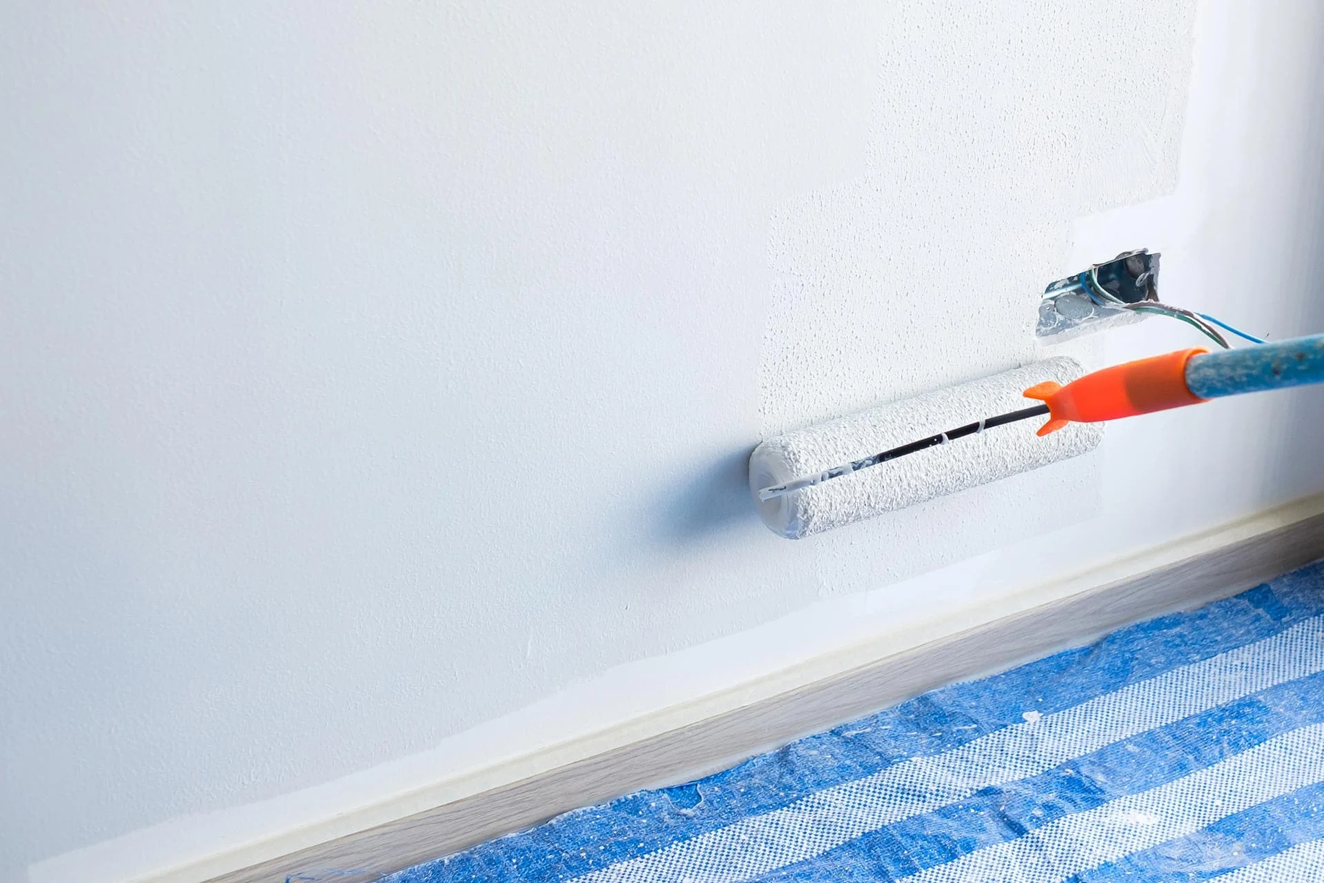Travaux de peinture à Issoire et dans le Puy-de-Dôme : peinture intérieure, extérieure, finitions et rénovation. Devis gratuit.